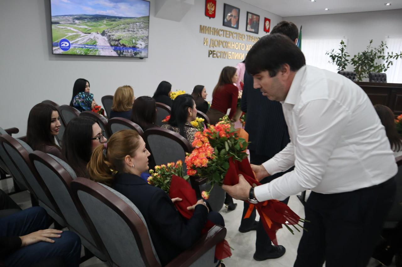 Руководство Минтранса Дагестана поздравило сотрудниц с наступающим 8 Марта